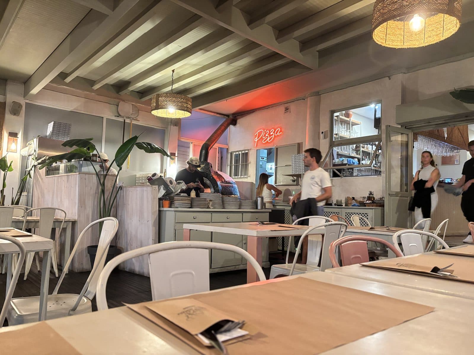 Innenraum der Pizzeria mit Holzofen