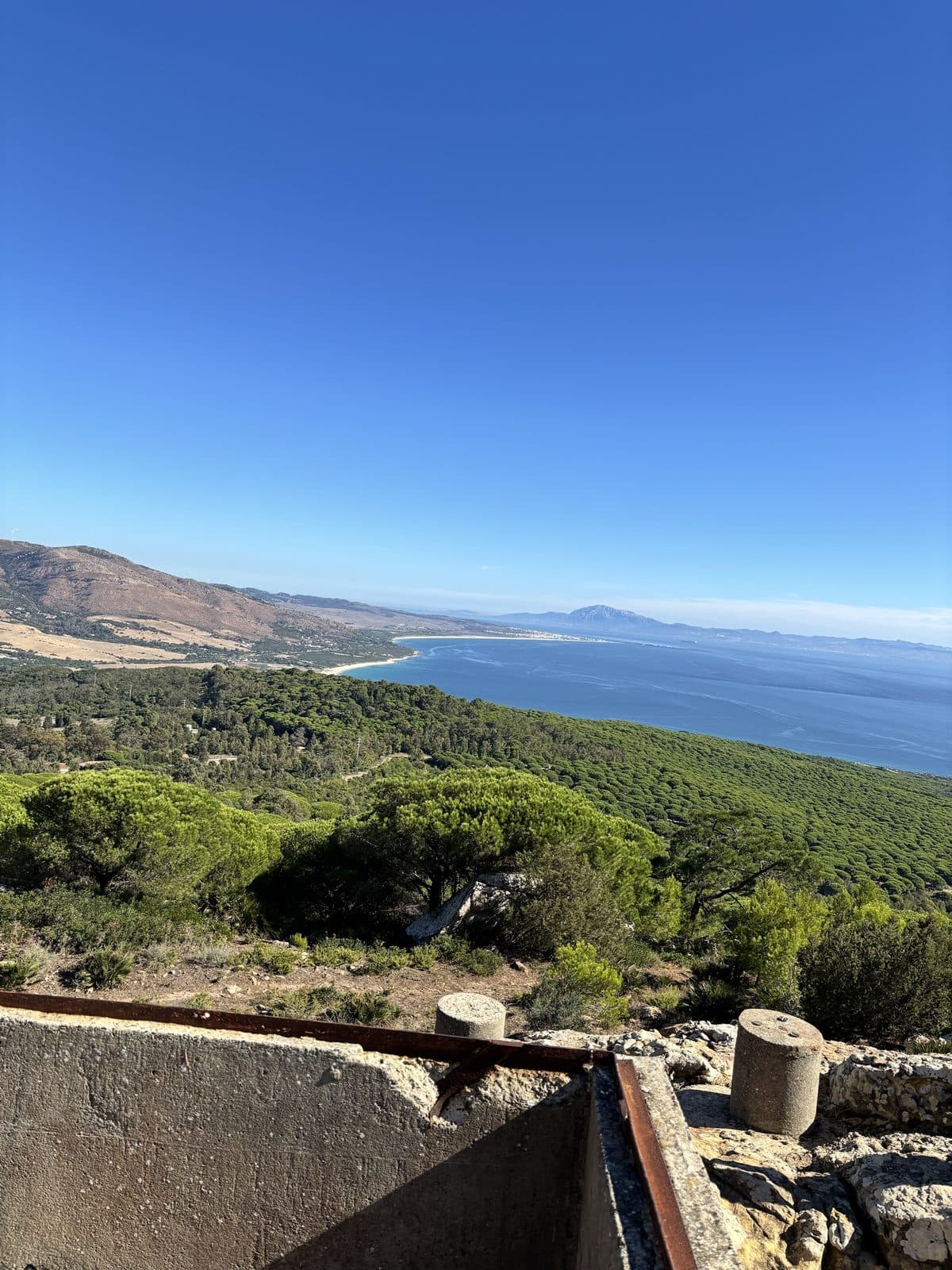 Aussichtspunkt über bewaldeten Hügeln und der Küste