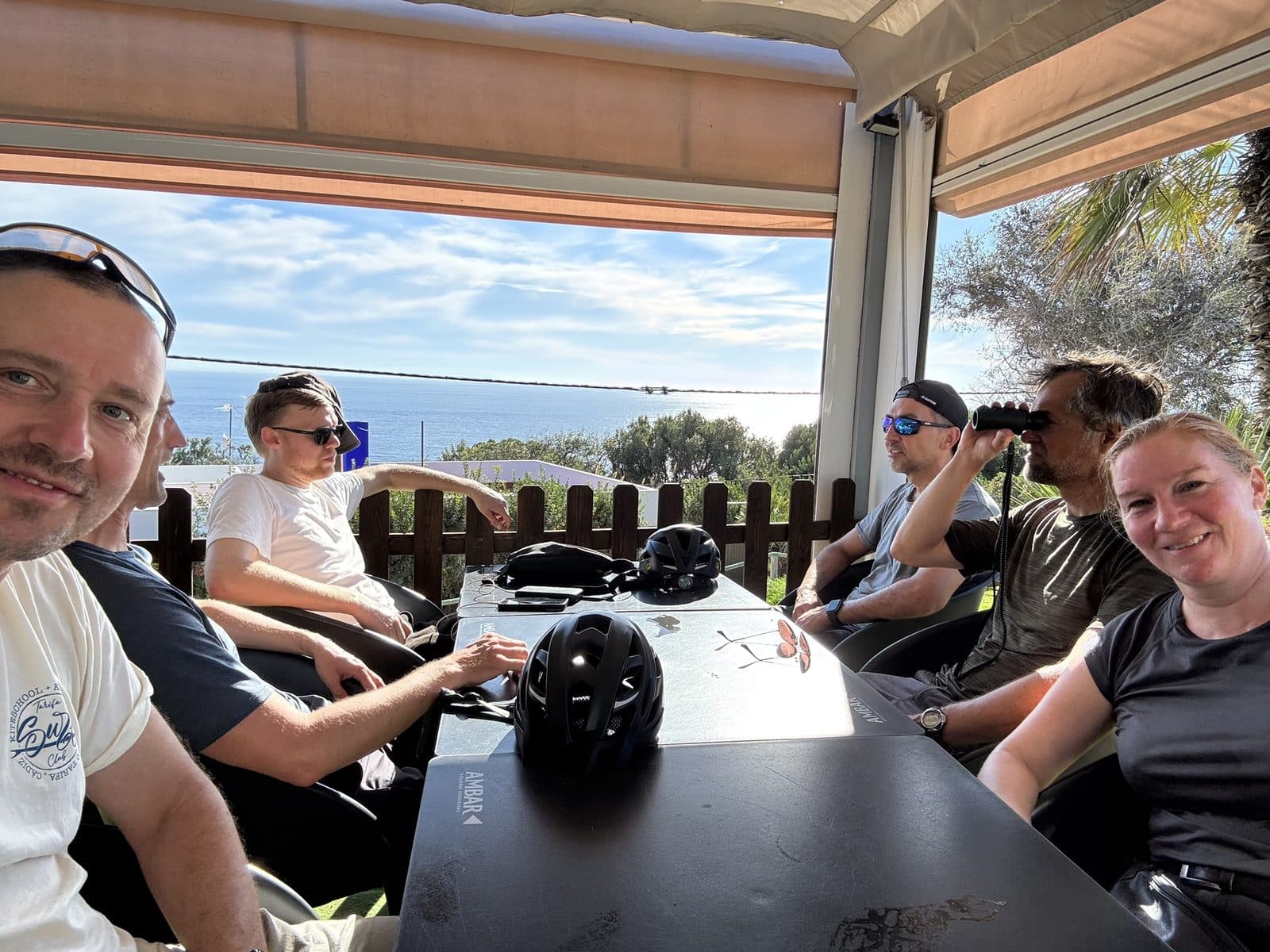 Pause der Gruppe auf einer Terrasse mit Meerblick
