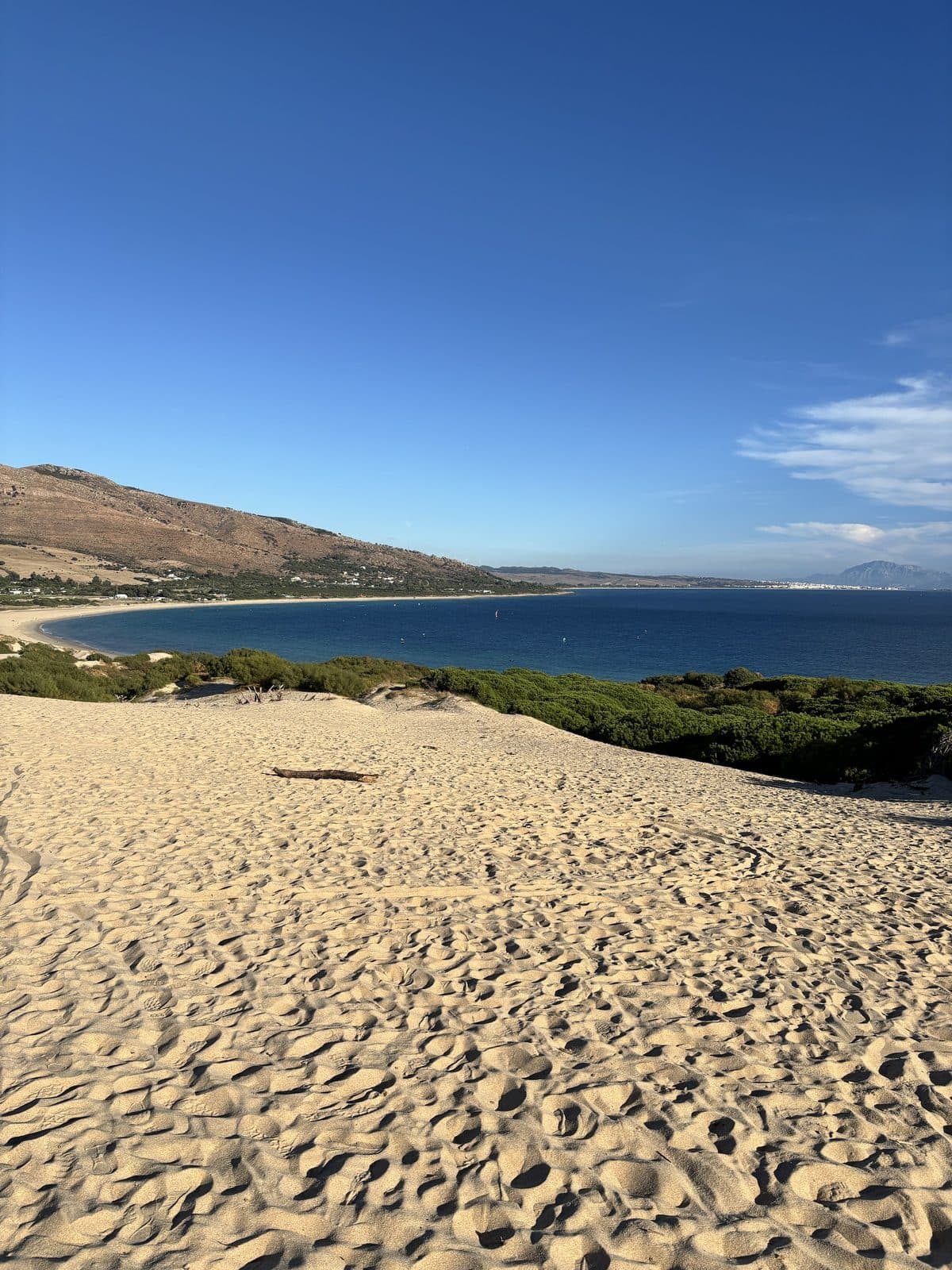 Große Sanddüne mit Blick auf eine Bucht